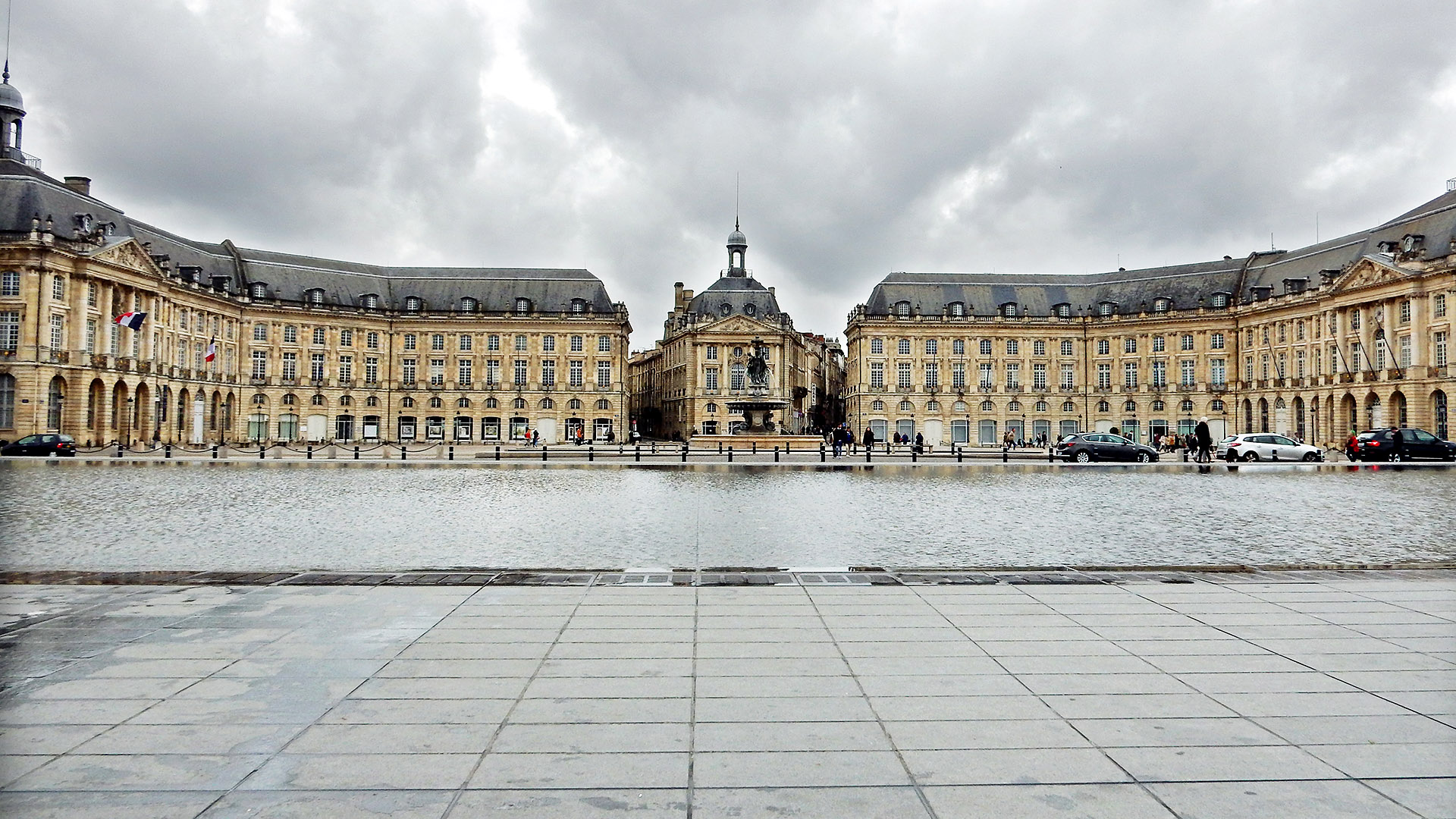 Interface moderne du casino en ligne Azur Casino sur un écran d